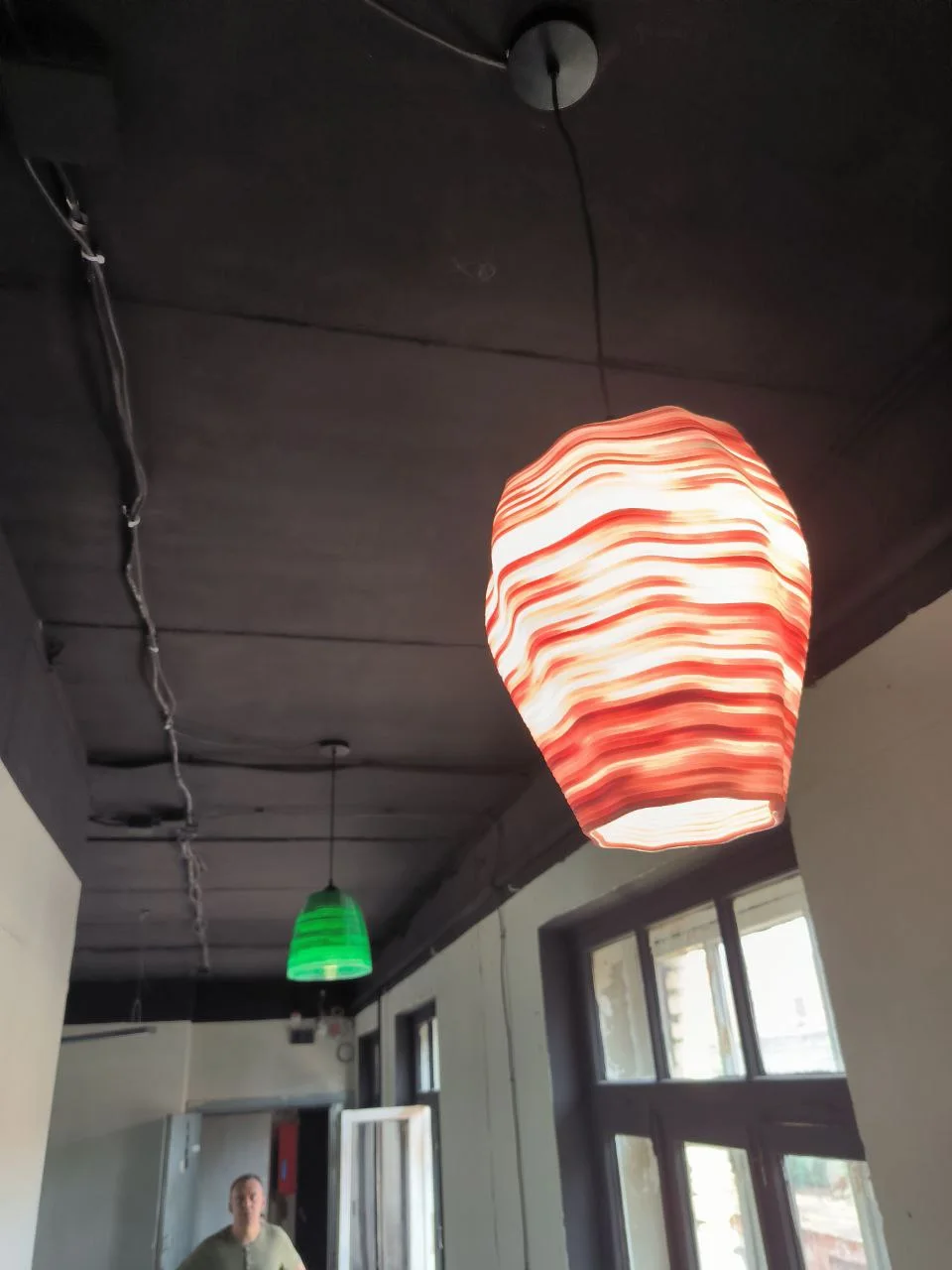 Decorative pendant light with a 3D-printed shade